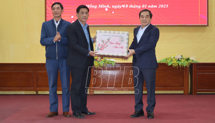  Đồng chí Nguyễn Tiến Thành, Phó Bí thư thường trực VV88 casino, Chủ tịch HĐND tỉnh: Trao quà tết cho hộ nghèo, hộ cận nghèo, hộ có hoàn cảnh khó khăn của xã Hồng Minh
