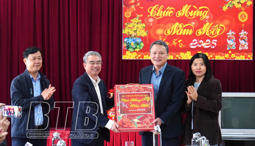   Đồng chí Phạm Đồng Thụy, Ủy viên Ban Thường vụ, Trưởng ban Tuyên giáo VV88 casino chúc tết các cơ quan báo chí