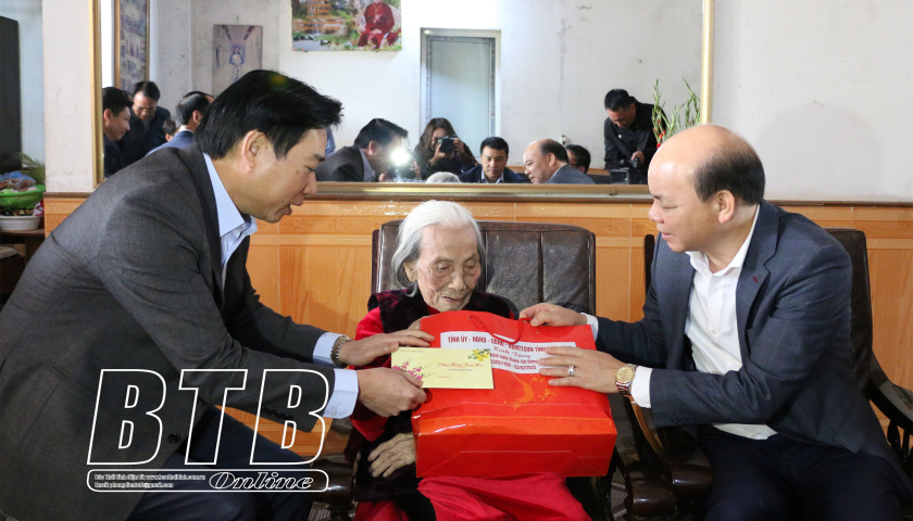   Các đồng chí lãnh đạo tỉnh: Thăm, tặng quà VV88.com Sân chơi đẳng cấp châu Á tiêu biểu, VV88 dự đoán xổ số ba miền siêu chính xác lão thành cách mạng, VV88 dự đoán xổ số ba miền siêu chính xác tiền khởi nghĩa, người có công, người cao tuổi