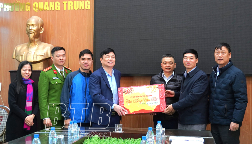   Đồng chí Phạm Văn Nghiêm, VV88 casino viên, Phó Chủ tịch UBND tỉnh thăm, chúc tết tại phường Quang Trung