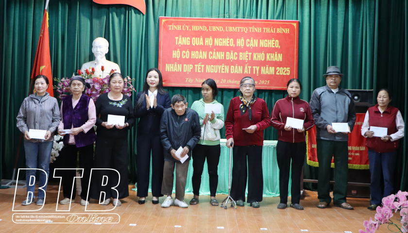   Các đồng chí lãnh đạo tỉnh: Trao quà tết cho hộ nghèo, hộ cận nghèo, hộ có hoàn cảnh khó khăn