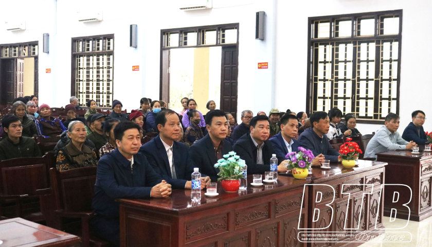   Trao quà cho hộ nghèo, hộ cận nghèo và hộ có hoàn cảnh khó khăn ở xã Bắc Sơn