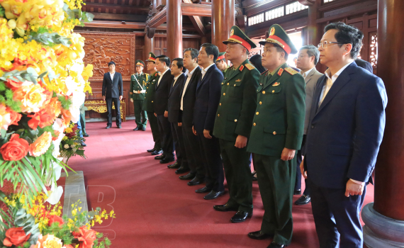   Dâng hương tưởng niệm Chủ tịch Hồ Chí Minh và các anh hùng liệt sĩ