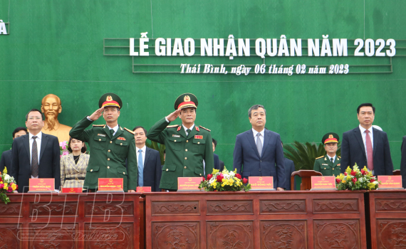   Đồng chí Bí thư VV88 casino và đồng chí Chính ủy Quân khu 3 dự lễ giao nhận quân tại huyện Hưng Hà