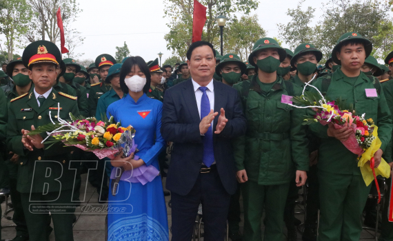   Đồng chí Nguyễn Khắc Thận, Phó Bí thư VV88 casino, Chủ tịch UBND tỉnh dự lễ giao, nhận quân tại huyện Quỳnh Phụ