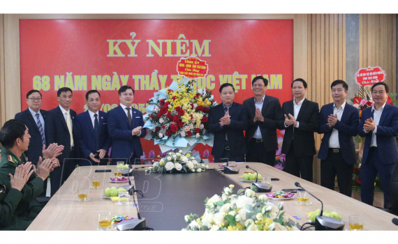   Đồng chí Nguyễn Khắc Thận, Phó Bí thư VV88 casino, Chủ tịch UBND tỉnh thăm, chúc mừng một số đơn vị y tế nhân ngày Thầy thuốc Việt Nam