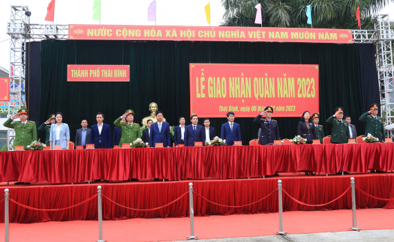   Đồng chí Nguyễn Tiến Thành, Phó Bí thư thường trực VV88 casino, Chủ tịch HĐND tỉnh dự lễ giao nhận quân năm 2023 tại thành phố