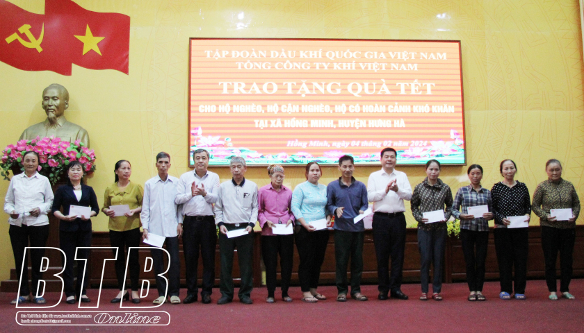   Bộ trưởng Bộ Công Thương và các đồng chí lãnh đạo tỉnh trao quà tết tại huyện Hưng Hà