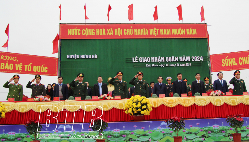   Các đồng chí lãnh đạo Quân khu 3 và tỉnh dự lễ giao nhận quân năm 2024 tại huyện Hưng Hà