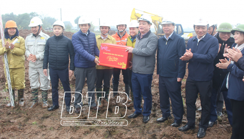   Các đồng chí lãnh đạo tỉnh: Thăm, động viên đơn vị, công nhân thi công đường dây 500kV