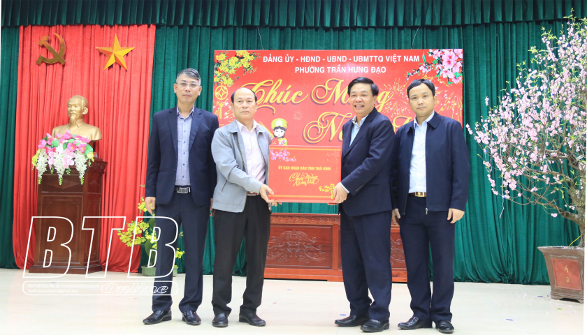   Đồng chí Nguyễn Quang Hưng, Phó Chủ tịch thường trực UBND tỉnh kiểm tra, chúc tết tại phường Trần Hưng Đạo