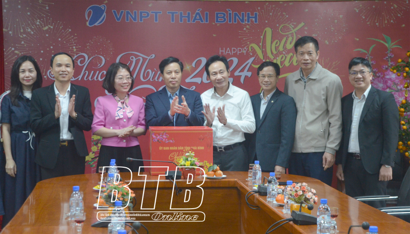   Đồng chí Lại Văn Hoàn, Phó Chủ tịch UBND tỉnh thăm, động viên một số đơn vị viễn thông của tỉnh