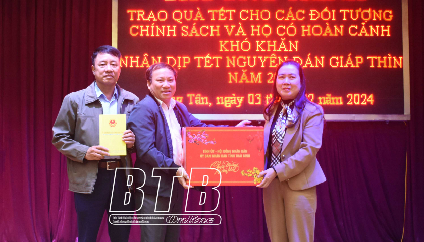   Đồng chí Phó Chủ tịch UBND tỉnh trao quà tết tại huyện Đông Hưng và Quỳnh Phụ