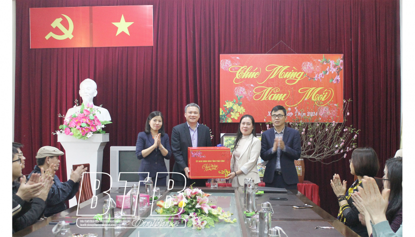   Đồng chí Trần Thị Bích Hằng, Phó Chủ tịch UBND tỉnh thăm, chúc tết Báo Thái Bình