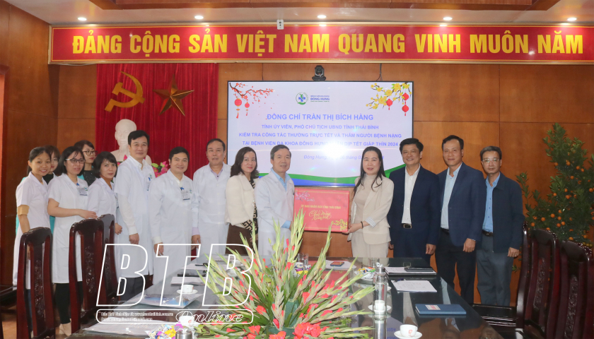   Kiểm tra công tác trực tết và thăm, tặng quà bệnh nhân nặng, có hoàn cảnh khó khăn tại Bệnh viện Đa khoa huyện Đông Hưng
