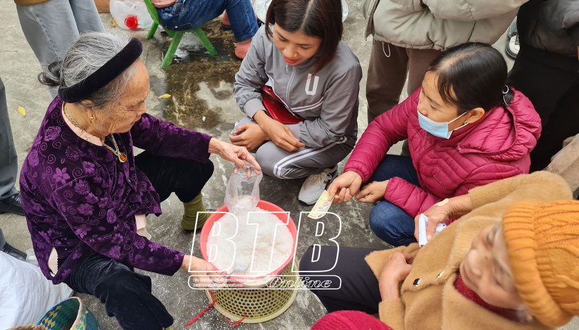   Rộn ràng phiên chợ sớm và duy nhất trong năm ở Vũ Thư