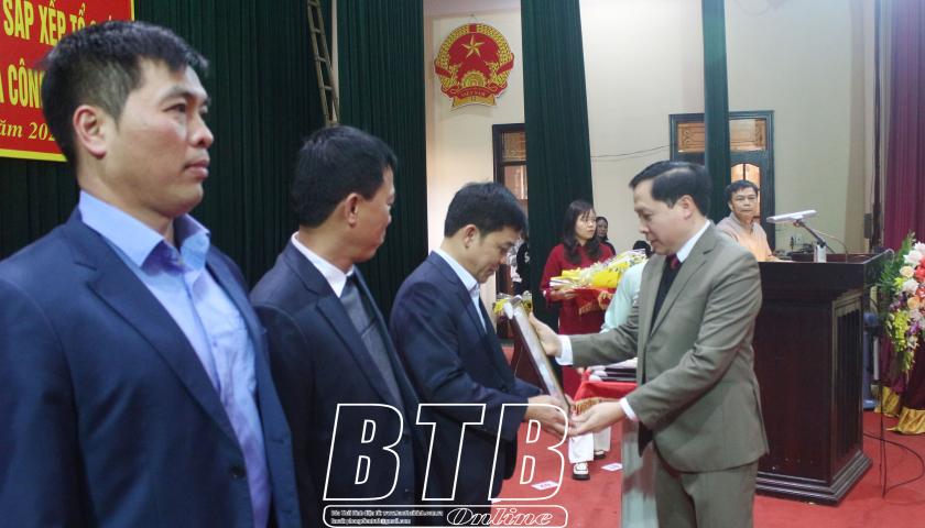   Đông Hưng: Công bố các nghị quyết, quyết định về việc sắp xếp tổ chức lại các cơ quan