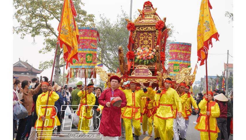   Hơn 1.000 người tham gia rước nước tại lễ hội đền Trần