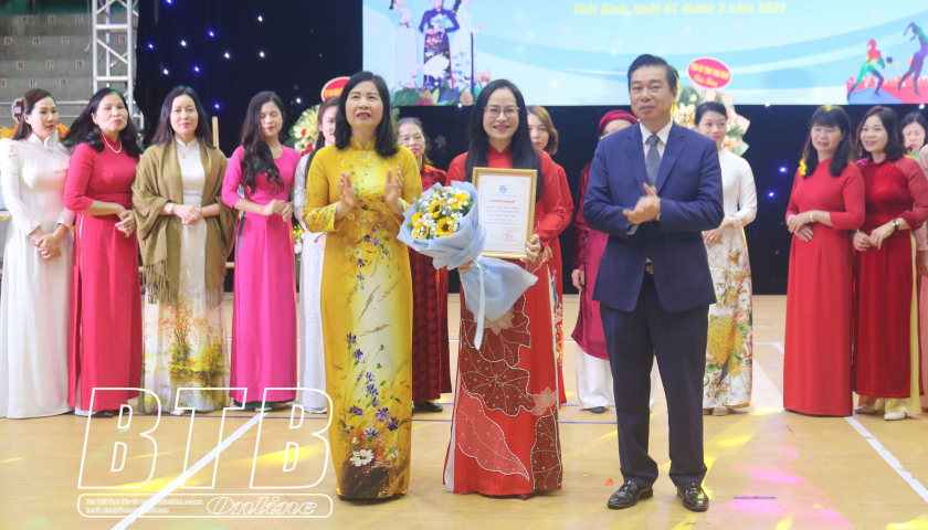   21 tác phẩm đạt giải cuộc thi ảnh trực tuyến “Áo dài Việt - Khoảnh khắc đẹp bên gia đình”