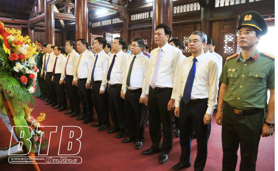   Dâng hương tưởng niệm Chủ tịch Hồ Chí Minh, đồng chí Nguyễn Đức Cảnh và viếng các anh hùng liệt sĩ