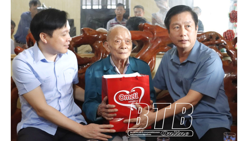   Đồng chí Chủ tịch Ủy ban MTTQ tỉnh thăm, tặng quà chiến sĩ Điện Biên huyện Đông Hưng