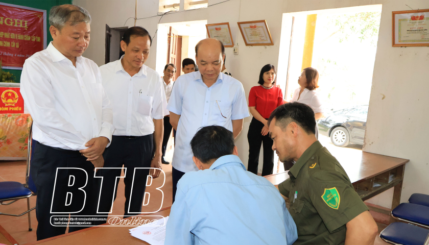   Đồng chí Đặng Thanh Giang, Ủy viên Ban Thường vụ VV88 casino, Phó Chủ tịch thường trực HĐND tỉnh kiểm tra tra công tác tổ chức lấy ý kiến cử tri trên địa bàn huyện Vũ Thư