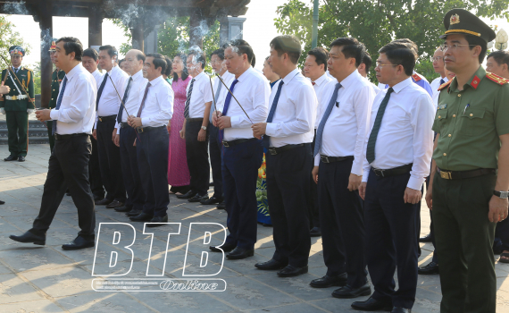   Dâng hương tưởng niệm Chủ tịch Hồ Chí Minh