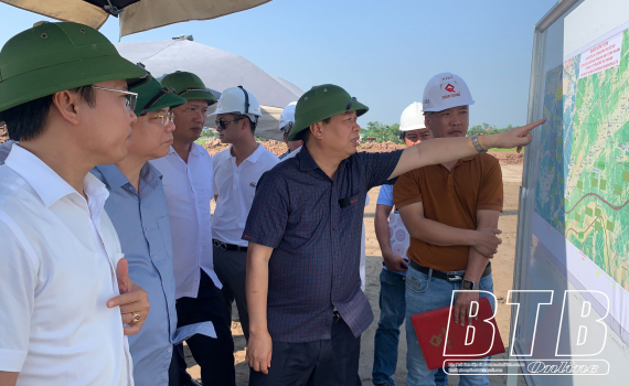   Kiểm tra tiến độ tuyến đường trục kết nối trong Khu kinh tế Thái Bình
