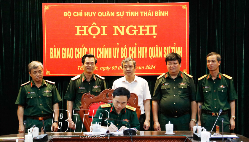   Bàn giao chức vụ Chính ủy Bộ Chỉ huy Quân sự tỉnh