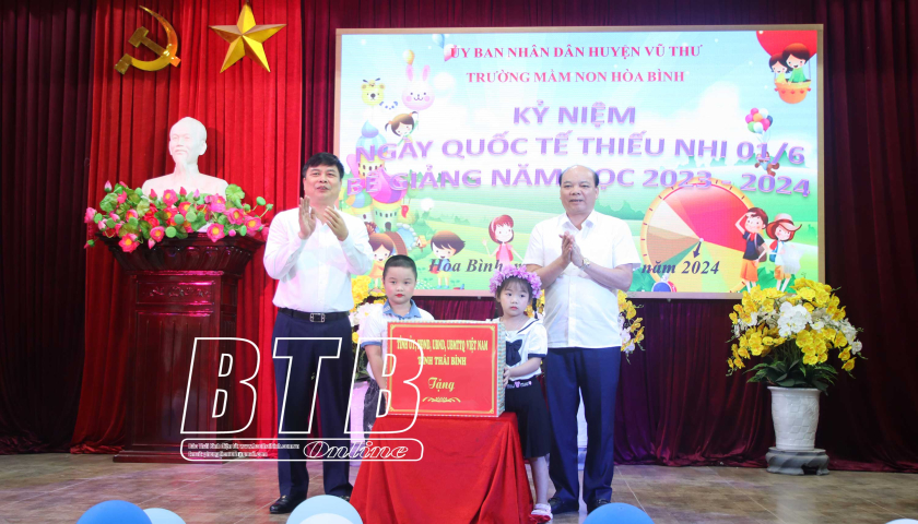   Các đồng chí lãnh đạo tỉnh: Thăm, tặng quà trẻ em nhân ngày Quốc tế thiếu nhi 1/6