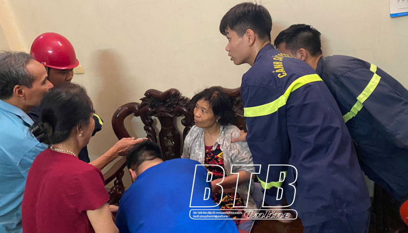   Cứu hộ thành công một phụ nữ mắc kẹt giữa 2 ngôi nhà