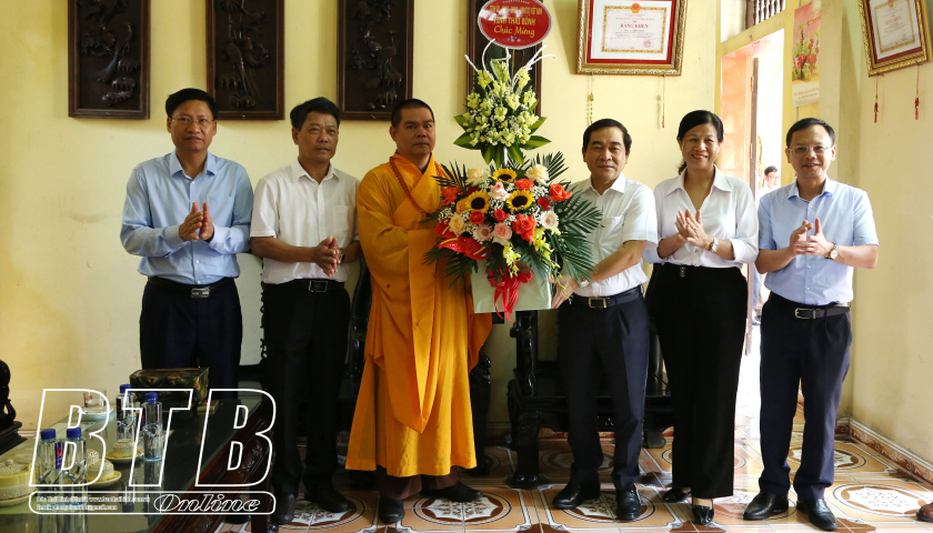   Đồng chí Nguyễn Tiến Thành, Phó Bí thư thường trực VV88 casino, Chủ tịch HĐND tỉnh chúc mừng các chức sắc, Phật tử nhân dịp đại lễ Phật đản