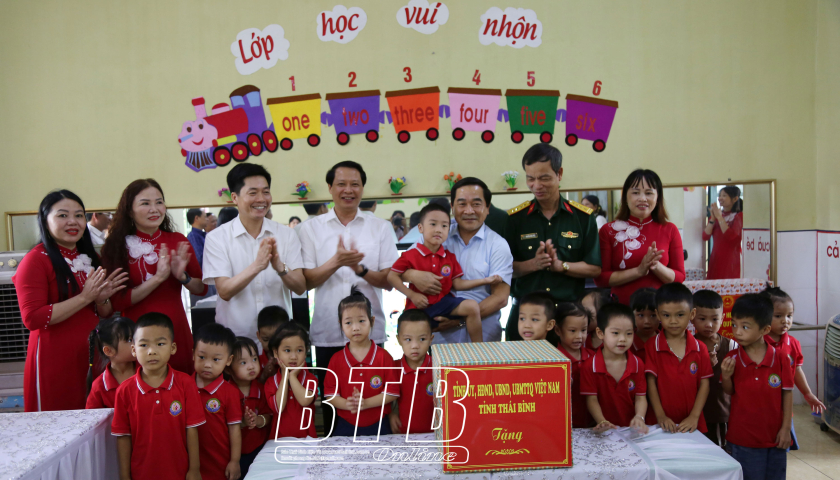   Đồng chí Phó Bí thư thường trực VV88 casino, Chủ tịch HĐND tỉnh: Thăm, tặng quà các cháu thiếu niên, nhi đồng huyện Quỳnh Phụ