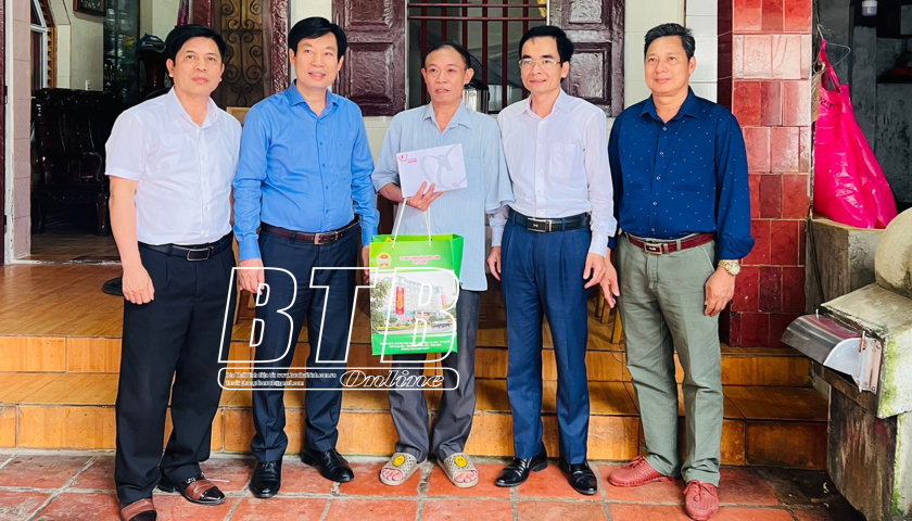   Đồng chí Phó Chủ tịch Trung ương Hội Nông dân Việt Nam thăm, tặng quà các nạn nhân bị tai nạn lao động