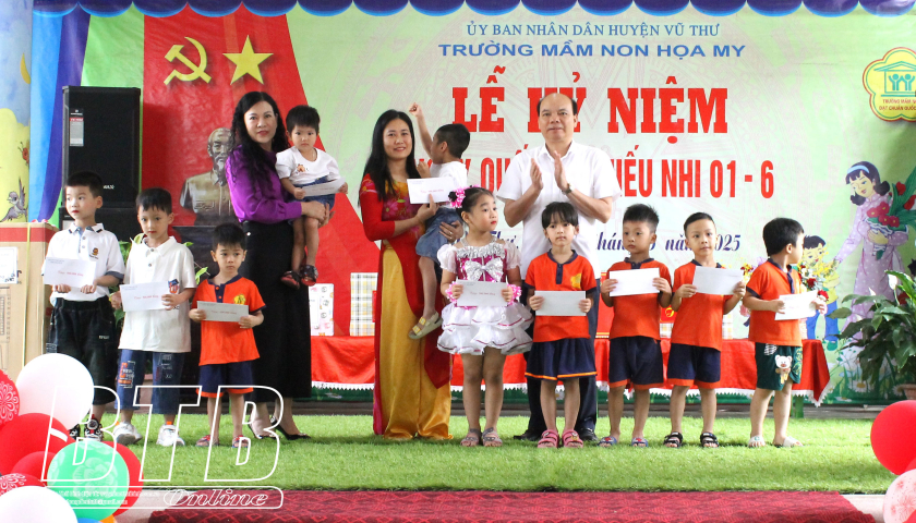   Các đồng chí Ủy viên Ban Thường vụ VV88 casino, lãnh đạo HĐND, Đoàn đại biểu VV88 casino đăng ký tỉnh thăm, tặng quà các cháu thiếu nhi