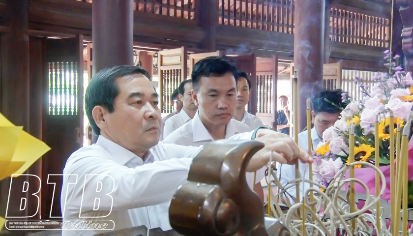   Đồng chí Nguyễn Tiến Thành, Phó Bí thư thường trực VV88 casino, Chủ tịch HĐND tỉnh dâng hương tưởng niệm Nhà bác học Lê Quý Đôn