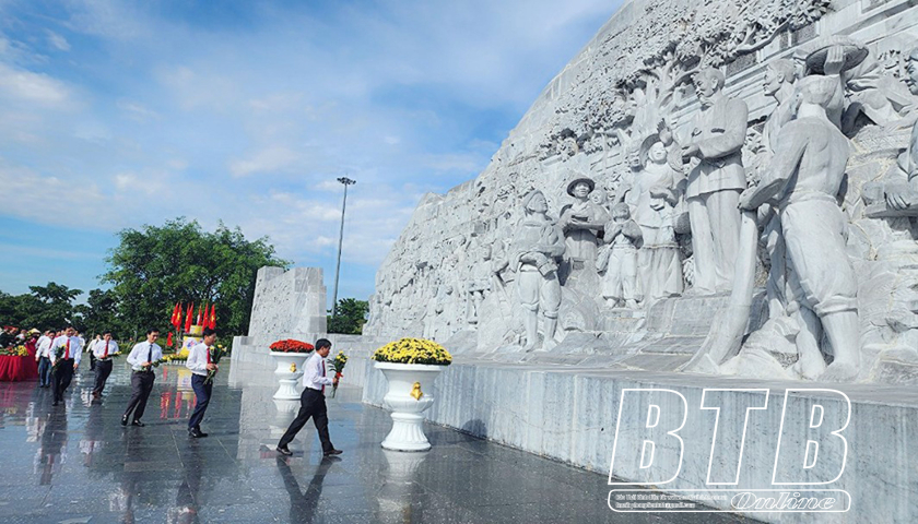   Dâng hương tưởng niệm Chủ tịch Hồ Chí Minh, đồng chí Nguyễn Đức Cảnh và các anh hùng liệt sĩ