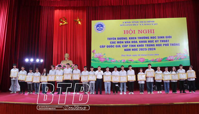   Tuyên dương, khen thưởng học sinh giỏi năm học 2023 - 2024