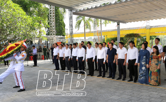   Dâng hương tưởng niệm các anh hùng liệt sĩ tại tỉnh Hà Giang