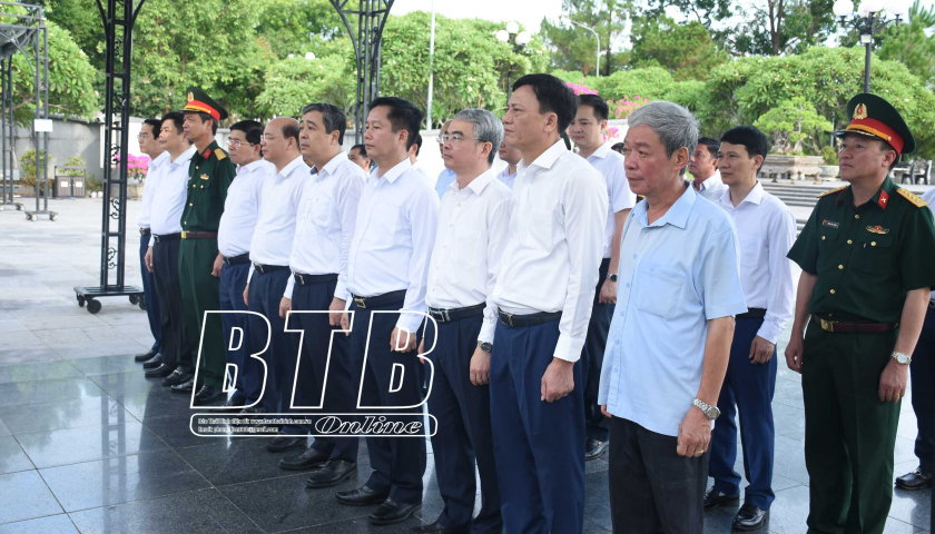   Đoàn đại biểu VV88 casino, HĐND, UBND, Ủy ban MTTQ tỉnh: Dâng hương tưởng niệm các anh hùng liệt sĩ tại Nghĩa trang Liệt sĩ quốc gia Đường 9 và Nghĩa trang Liệt sĩ quốc gia Trường Sơn