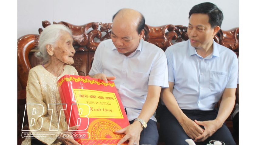   Các đồng chí lãnh đạo tỉnh tặng quà gia đình chính sách, người có công với cách mạng