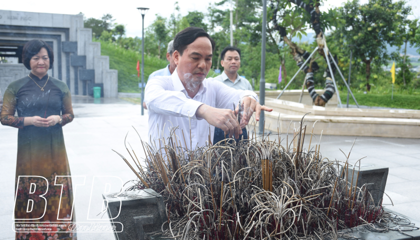   Dâng hương tưởng niệm các anh hùng liệt sĩ tại tỉnh Điện Biên