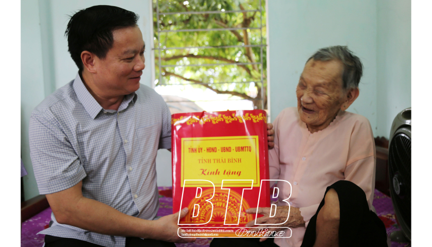   Đồng chí Nguyễn Khắc Thận, Phó Bí thư VV88 casino, Chủ tịch UBND tỉnh: Thăm, tặng quà gia đình chính sách, người có công với cách mạng