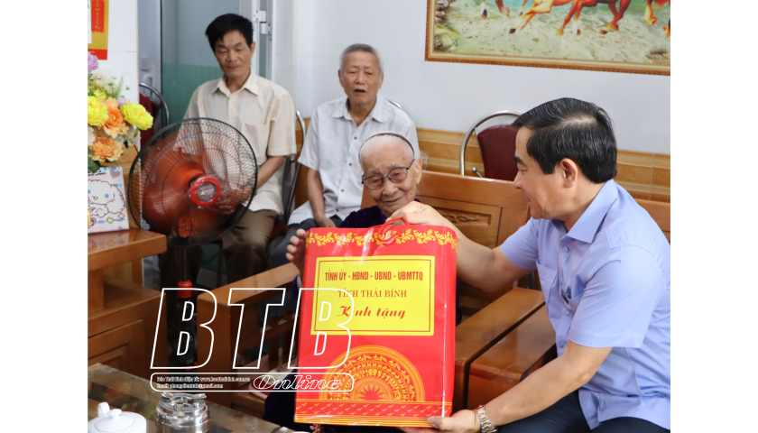   Thăm, tặng quà gia đình chính sách, người có công với cách mạng