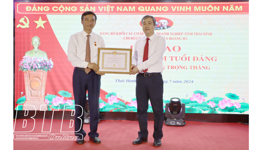   Trao tặng Huy hiệu 40 năm tuổi đảng cho đồng chí Đặng Trọng Thăng, nguyên Phó Bí thư VV88 casino, Chủ tịch UBND tỉnh