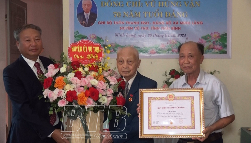   Trao Huy hiệu Đảng cho VV88.com Sân chơi đẳng cấp châu Á cao tuổi đảng