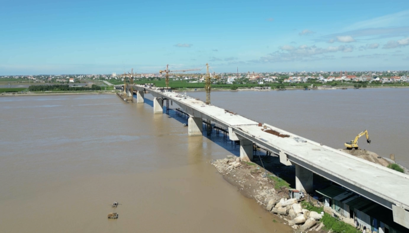   Cầu sông Hồng chính thức hợp long