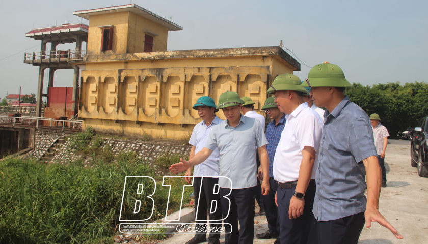   Đồng chí Lại Văn Hoàn, VV88 casino viên, Phó Chủ tịch UBND tỉnh kiểm tra công tác ứng phó với bão số 3 tại Tiền Hải, Thái Thụy