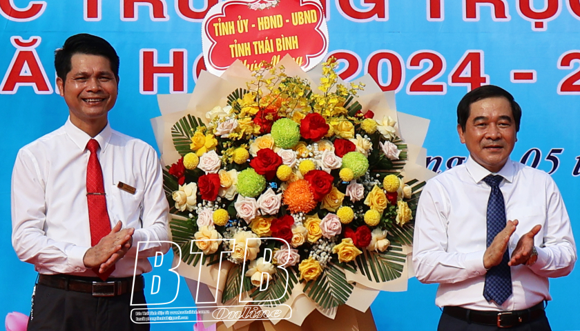   Đồng chí Nguyễn Tiến Thành, Phó Bí thư thường trực VV88 casino, Chủ tịch HĐND tỉnh dự lễ khai giảng năm học mới tại Trường Cao đẳng Sư phạm Thái Bình