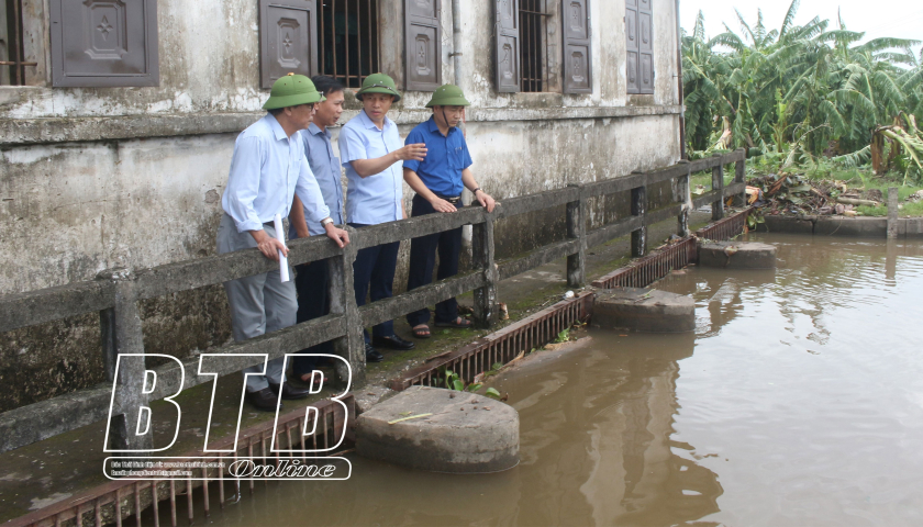   Đồng chí Phó Chủ tịch UBND tỉnh, Phó Trưởng ban thường trực Ban Chỉ huy PCTT và TKCN tỉnh kiểm tra, chỉ đạo công tác khắc phục hậu quả bão số 3 tại huyện Đông Hưng